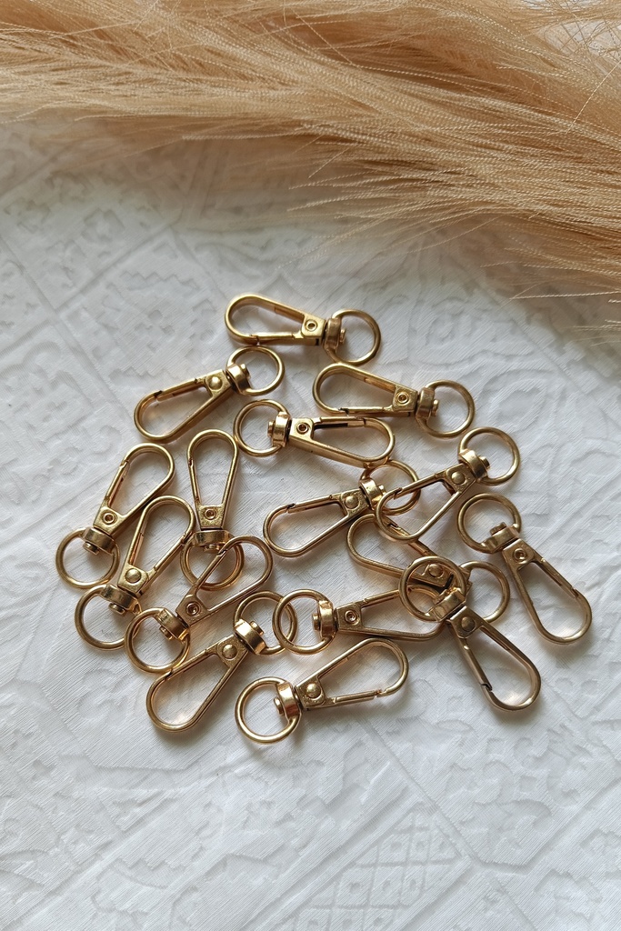 Saanvi Creation: Golden Catch - Luxe Lobster Claw Key Chain for Stylish Security | Golden Lobster Hook Small | Metal  Buckle | Bag Accessory | Macrame Craft | Macrame Accessories